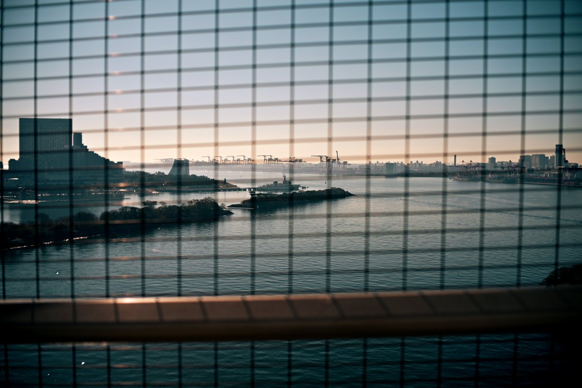 このレンズ フルサイズで35mm/1.4 アリエクで1万ちょっとなんですけど