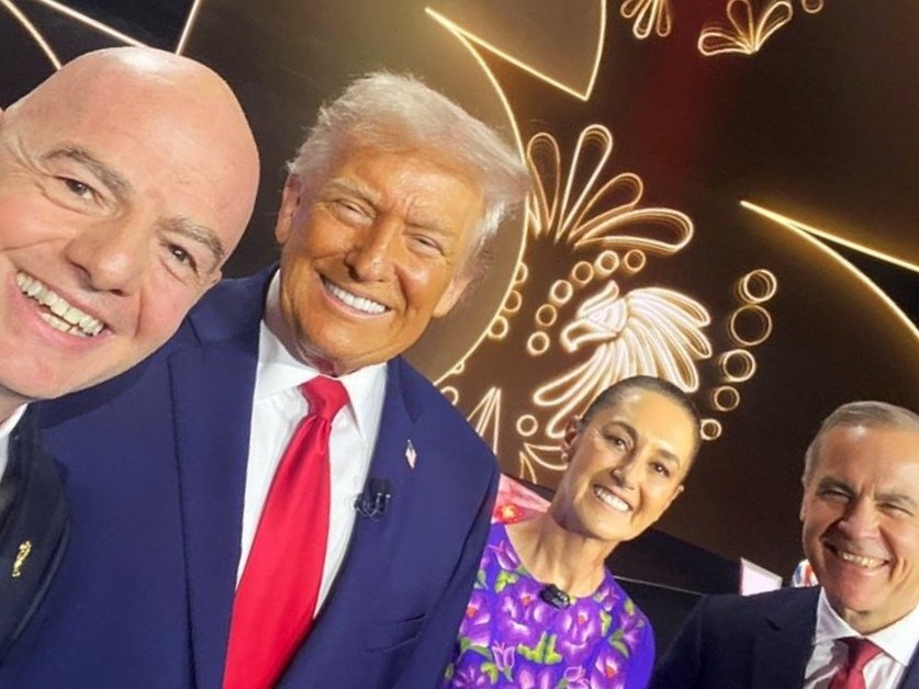 GallitoInglesMX's tweet photo. #ULTIMAHORA NO SE CUELGUEN 🐒

"Honor, a quien honor merece" 😎

No olvidar que, los presidentes Barack Obama y Enrique Peña Nieto y el primer ministro Justin Trudeau, consiguieron las sedes del #Mundial2026 ⚽

Tomarse la pinshi selfie qué?

#sorteomundial valen madre neta..
- https://t.co/8HABL67Lwy