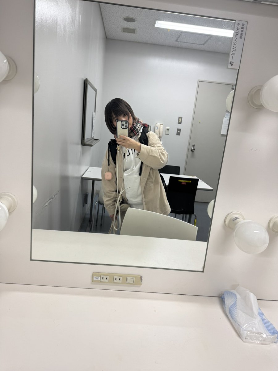 4日間ずっと同じ机だったので、物で溢れかえっていた楽屋の机