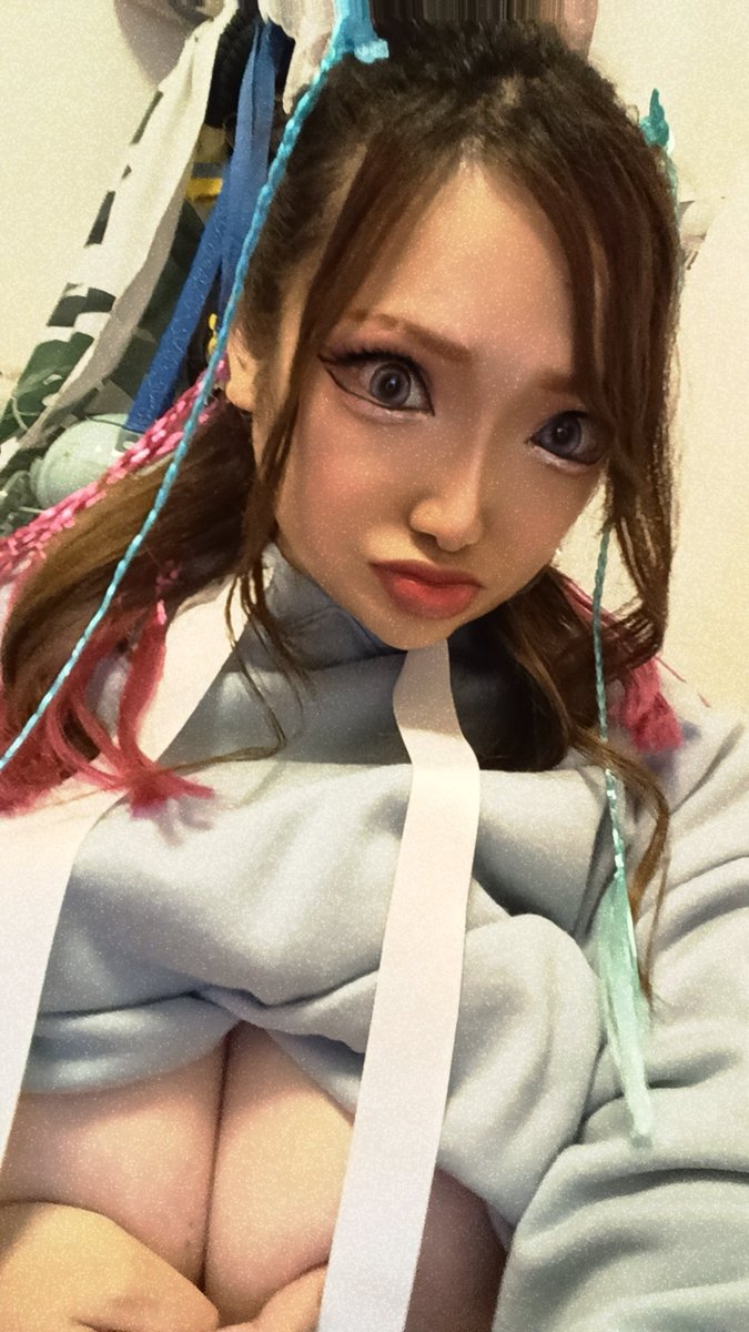 ESCbDah99zW4JKj's tweet photo. 初‼️ブレイズつけてみた🖐️
簡単につけれるやつ✨
メークも、いつもよりキツめにして
肌も、黒くした‼️日焼けみたいなかんじで似合うかな?
いつも韓国メークしかしないから💎
ブレイズつけると一気にBガールになるね😎
40歳のおばさんラッパー😎💎
#hiphop #ラッパー #ブレイズ #BGirls https://t.co/cZ70mXGBO0