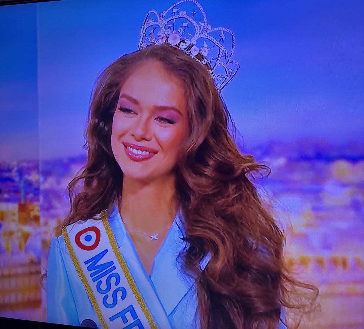 lilibp816's tweet photo. Pardon mais Miss France sur le plateau de TF1 est tellement jolie ?! #MissFrance2026 https://t.co/Y7RN9zrcUi