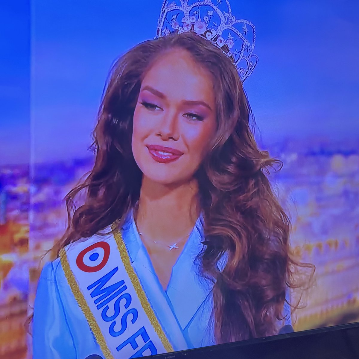 lilibp816's tweet photo. Pardon mais Miss France sur le plateau de TF1 est tellement jolie ?! #MissFrance2026 https://t.co/Y7RN9zrcUi