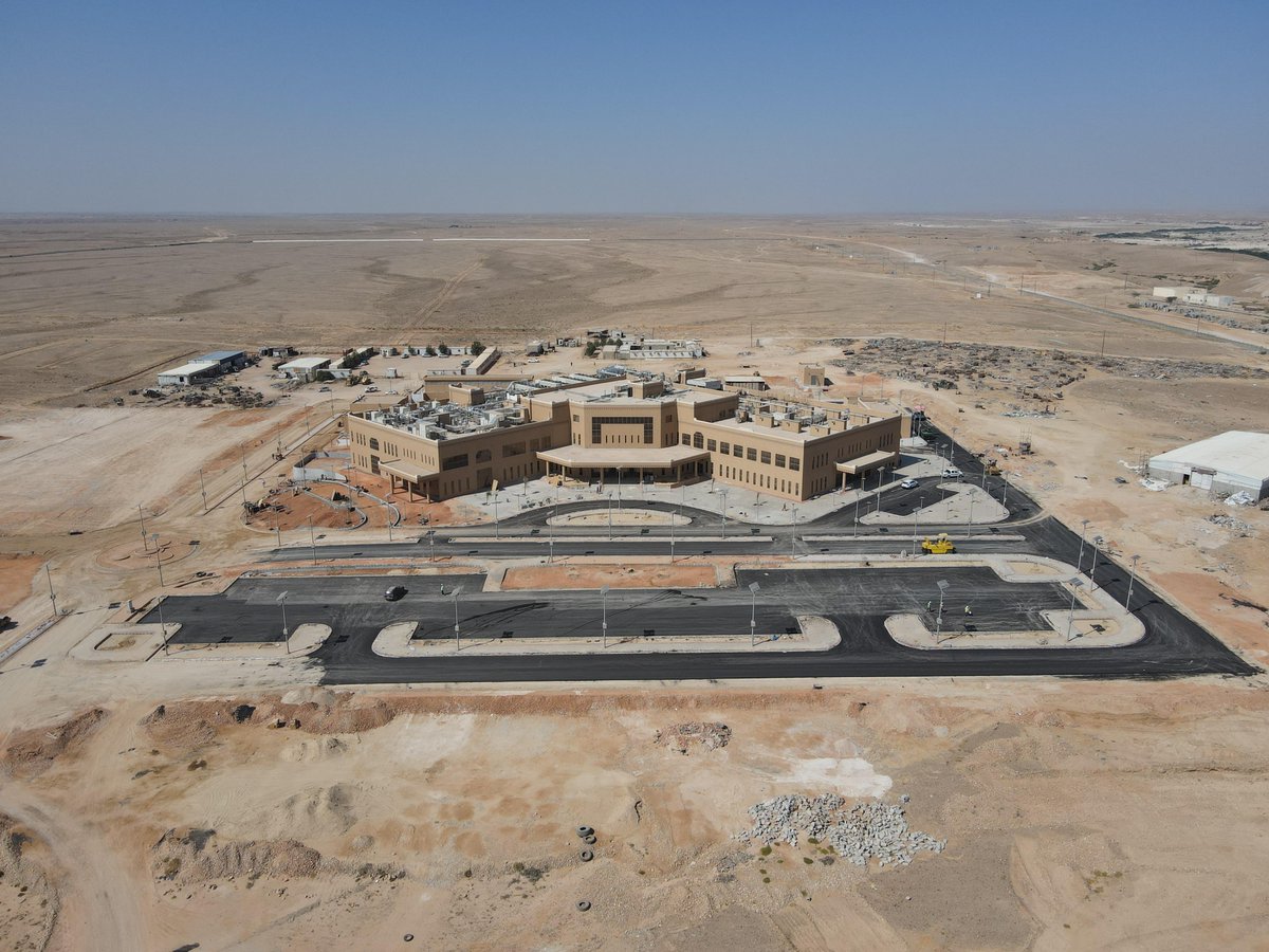 SaudiDRPY's tweet image. تطورات إنشائية في مشروع #البرنامج_السعودي_لتنمية_وإعمار_اليمن (مدينة #الملك_سلمان الطبية والتعليمية) التي يتم تشييدها في محافظة #المهرة، وهو صرح طبي تبلغ مساحته مليون متر مربع، ويضم كافة التخصصات الطبية ذات الاحتياج داخل وخارج المحافظة.
#اليمن