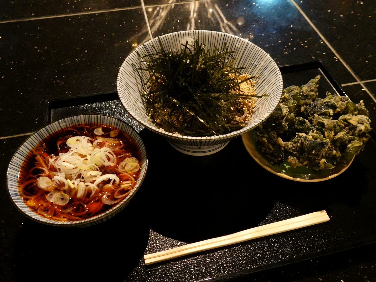 今日は汐留のそばさやかに伺いました。なぐもさんのポスターが目を引く