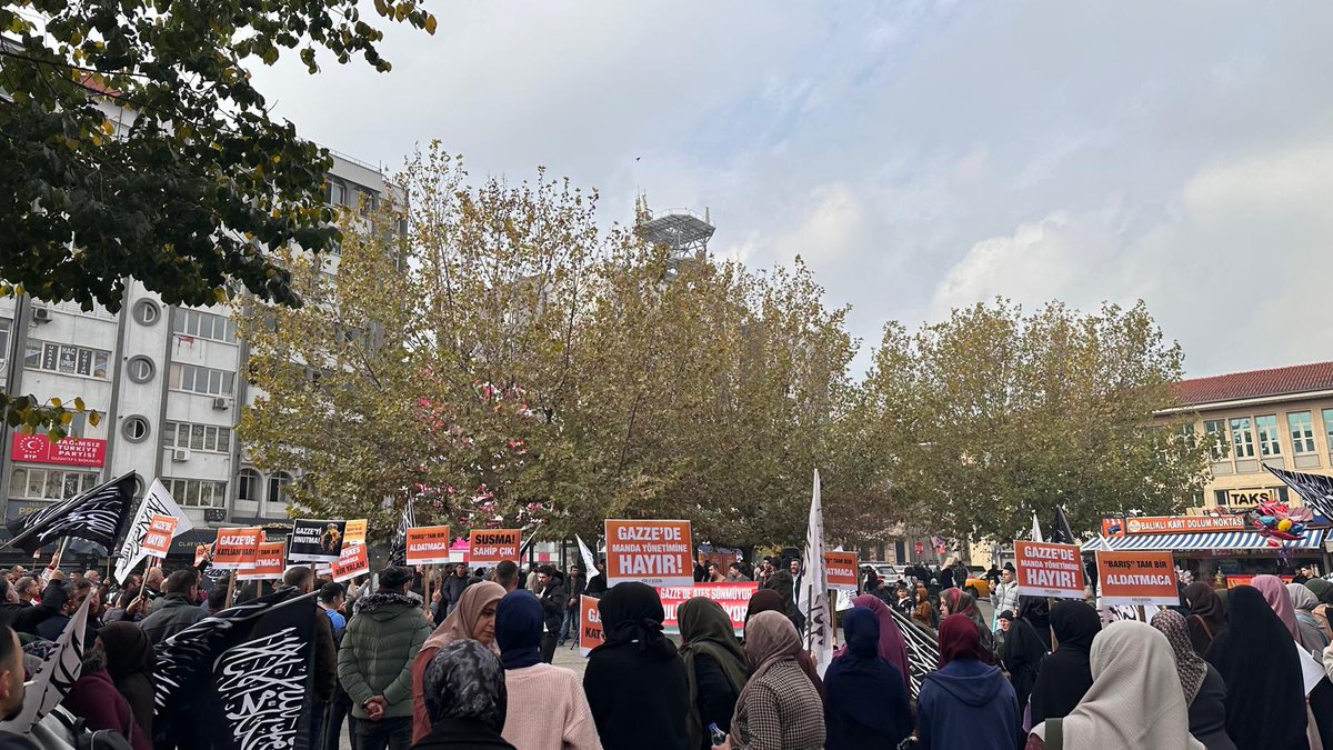 Köklü Değişim Gaziantep, “Gazze'de Ateş Sönmüyor, Zulüm Bitmiyor” başlıklı basın açıklamasını Balıklı Meydan’da gerçekleştirdi.
Meydan tekbirler ve “Gazze yalnız değildir!” sloganlarıyla inledi.
Açıklamayı Köklü Değişim adına Recep Yiğit okudu.
 #GazzedeAteşSönmüyor