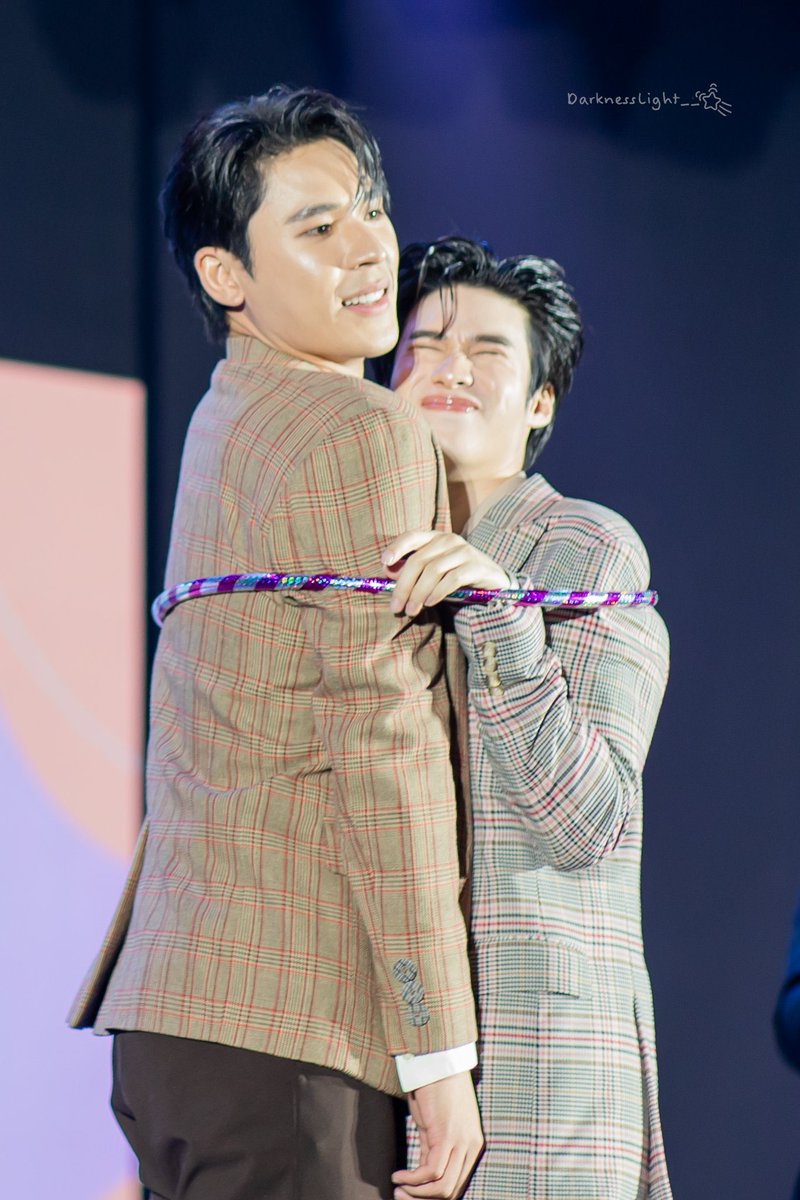 PearlPeak's tweet photo. Quem disse que dois corpos não dividem o mesmo espaço? 🗣️

PearlPeak in Macau
#PearlPeakFanmeetMacau
#เพิร์ลพีค #PearlPeak https://t.co/XkDZCIFSzZ