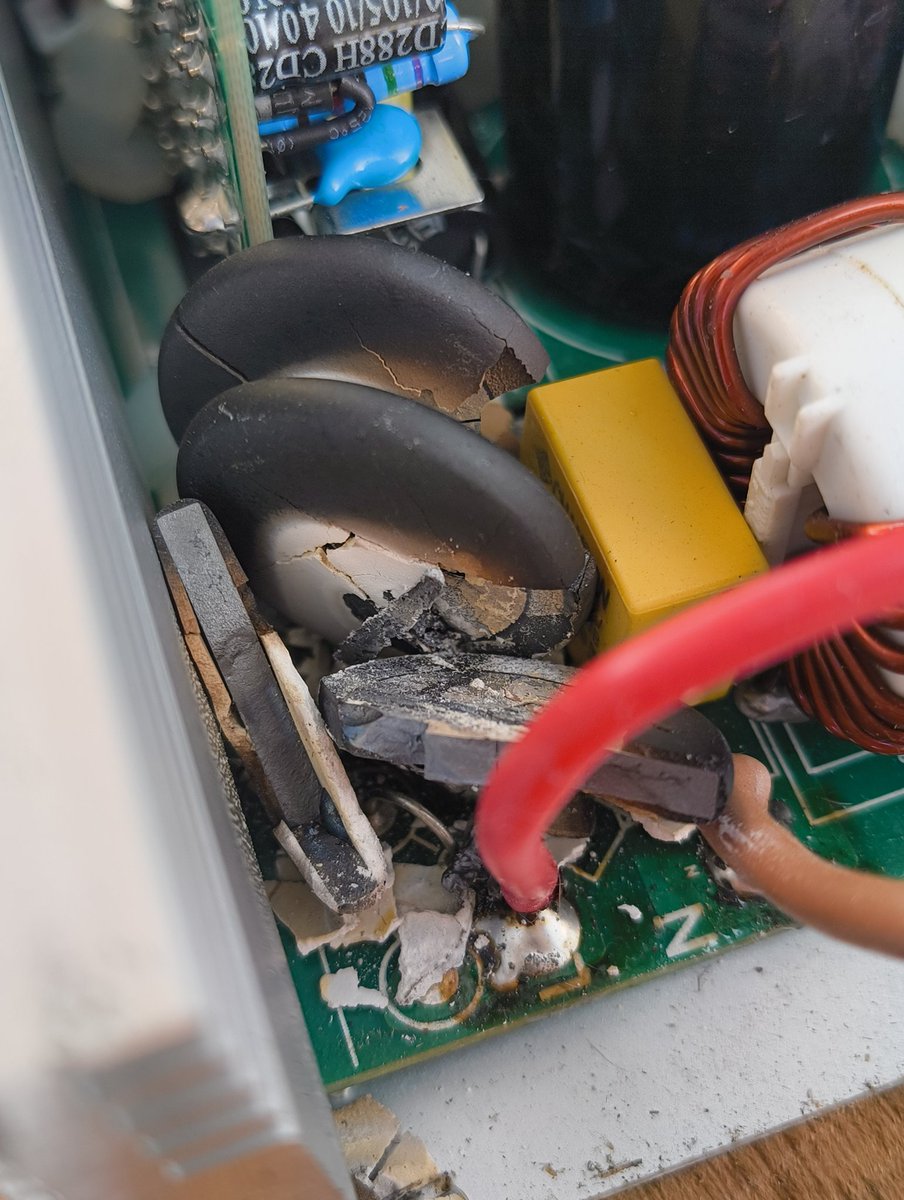 Bitoke's tweet image. #EVトゥクトゥク の充電器が壊れた。
充電されない原因を探っていたら基盤の部品が焼けてしまっていた。
取り寄せたいが商品ページを見ると売り切れ状態。うーむ、明日ダメ元で問い合出てみるかー。困ったなー。
#AONEW #EVトライク #トゥクトゥク