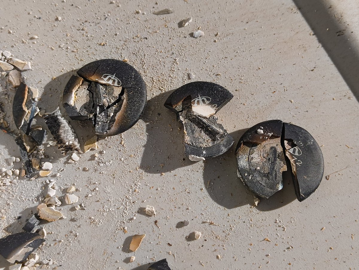 Bitoke's tweet image. #EVトゥクトゥク の充電器が壊れた。
充電されない原因を探っていたら基盤の部品が焼けてしまっていた。
取り寄せたいが商品ページを見ると売り切れ状態。うーむ、明日ダメ元で問い合出てみるかー。困ったなー。
#AONEW #EVトライク #トゥクトゥク