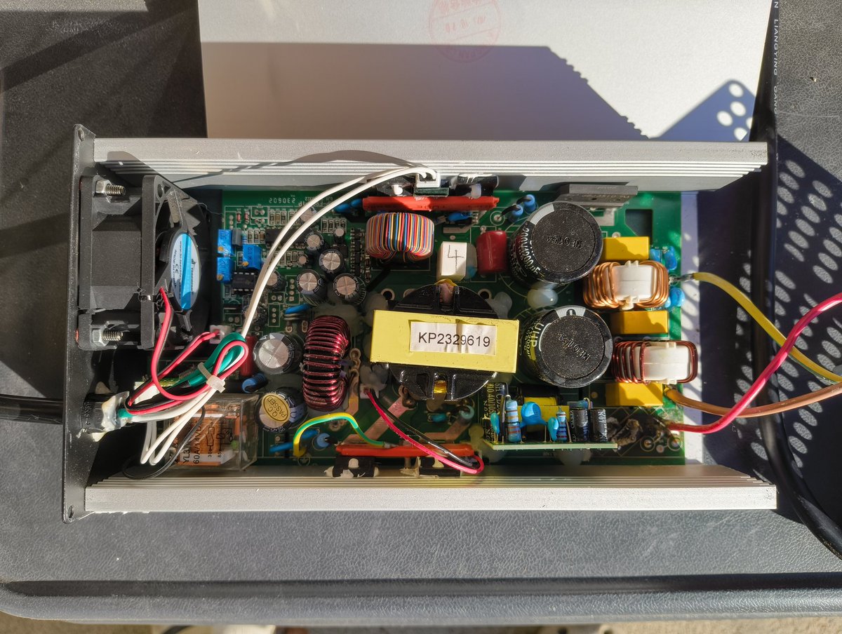 Bitoke's tweet image. #EVトゥクトゥク の充電器が壊れた。
充電されない原因を探っていたら基盤の部品が焼けてしまっていた。
取り寄せたいが商品ページを見ると売り切れ状態。うーむ、明日ダメ元で問い合出てみるかー。困ったなー。
#AONEW #EVトライク #トゥクトゥク