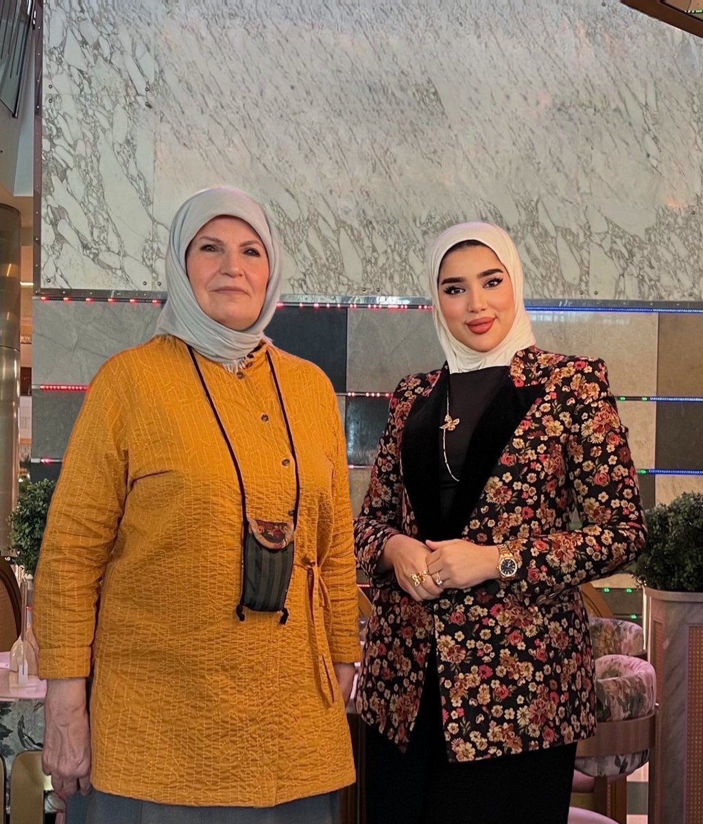 تلقيت اتصال غالي قبل ايام منها، تحمل بداخلها رسالة وقيمة ، قالت لي ابي اشوفج وقلت لها من عيوني أستاذتنا وملهمة المرأة الكويتية ، جلست معها لثلاث ساعات من الحديث الشيق تبارك الله تحمل بداخلها حب ورسالة وطنية وعطاء لا نظير له ، اطال الله بعمرك ورزقك الصحة والعافية والعطاء الدائم أ.