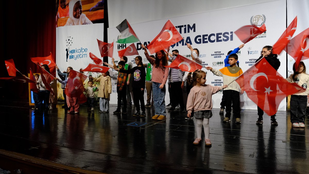 Bursa İHH Şubemiz bu sene 11.sini gerçekleştirdiği Yetim Dayanışma Gecesi'ni bu sene 'Her Kalbe Bir Yetim' sloganıyla büyük bir coşku ile gerçekleştirdi. Başta Türkiye, Filistin, Suriye olmak üzere dünyanın dört bir yanından yetimlerimize hamilik yapan binlerce Bursalı