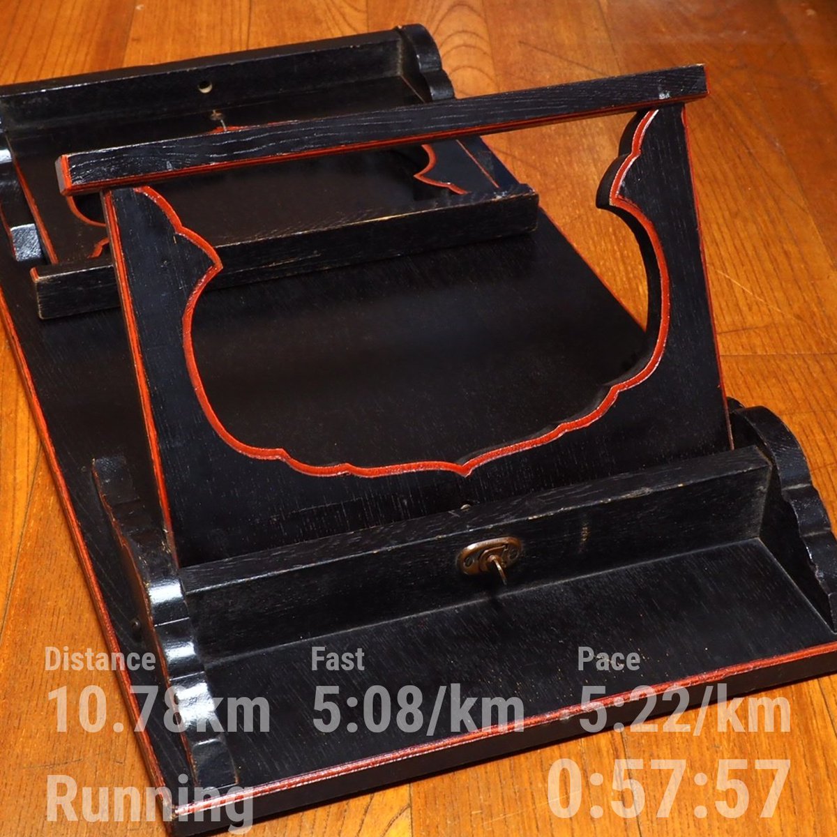 〇〇寺のお坊さんが食事のときに使っていたという机を衝動買い。
気持ちが静まる色とデザインが気に入った。