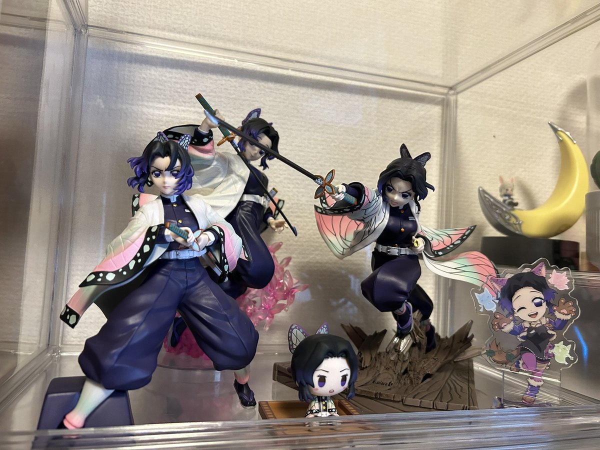 narun_k's tweet photo. 胡蝶しのぶの一番くじとプライズを3coinsのコレクションケースにいれたらサイズばっちり！ https://t.co/aIE1XguSEf
