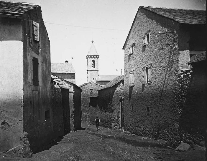 Das és el municipi més fred de Catalunya per la forta inversió tèrmica i l'absència de vent matinal.

Té temperatures mínimes extremes, de fins a -20 °C —les més baixes del país gairebé tot l'any. La seva mínima absoluta és -22,8 °C (2018).

#viquiPQC⁉️💢
ca.wikipedia.org/wiki/Das