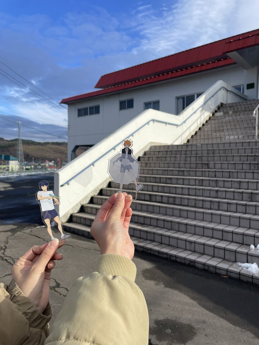 tofu_kn's tweet photo. シリアスなシーンの再現を陽気なアクスタでしました
「そいつを倒して　おれが　一番長くコートに立ってやる…！」 https://t.co/p6twUmtUZo