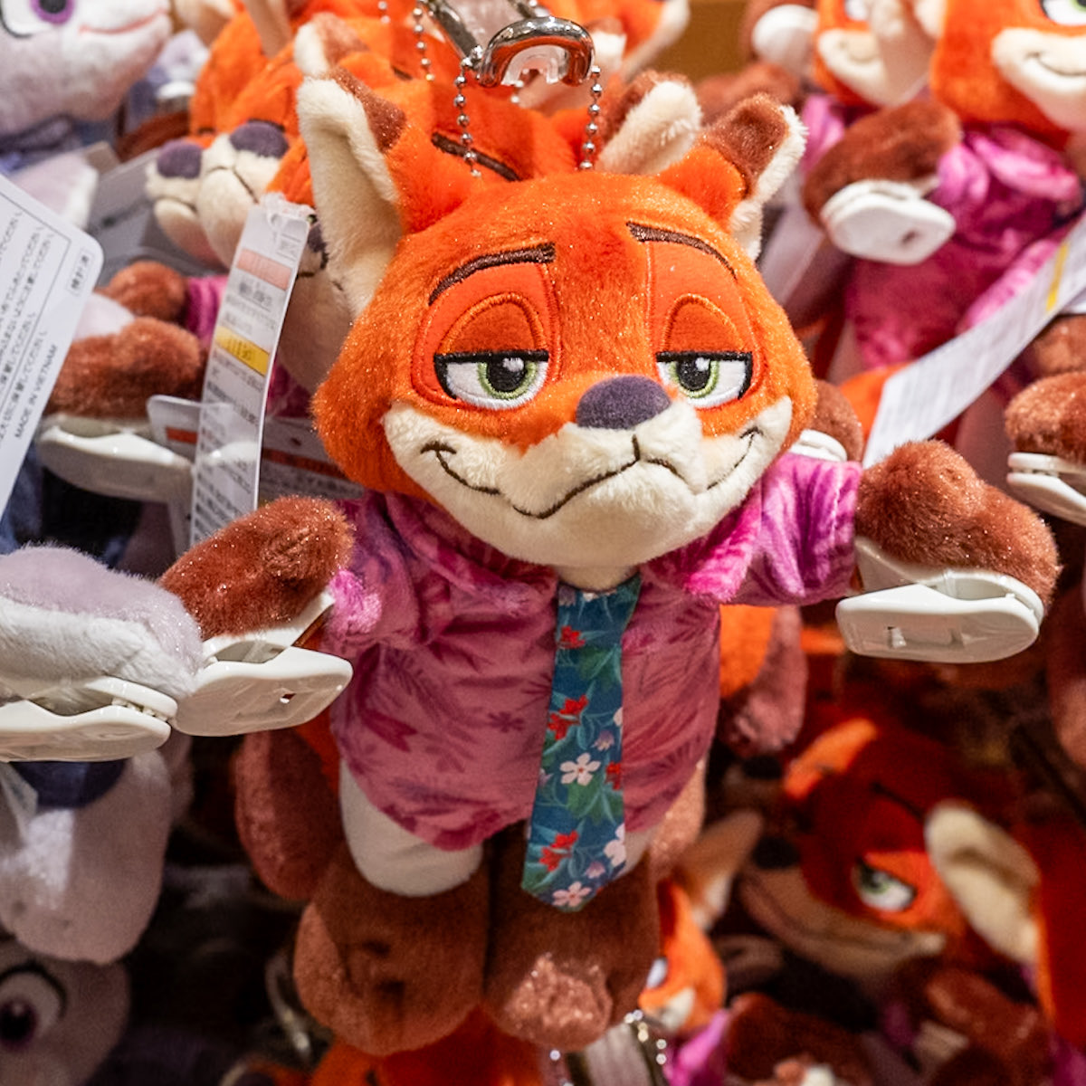 くっつけてかわいい！ 東京ディズニーリゾート 肩のせぬいぐるみ販売中