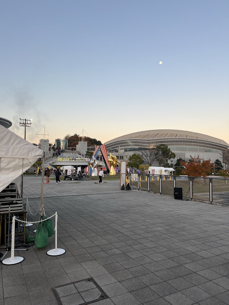 PstWant's tweet photo. お伊勢さんマラソン、ゴール後の皆との談笑を楽しみにしてたのに、足痛めてゴールまで辿り着けず。無念。 https://t.co/56N6yFeVyG