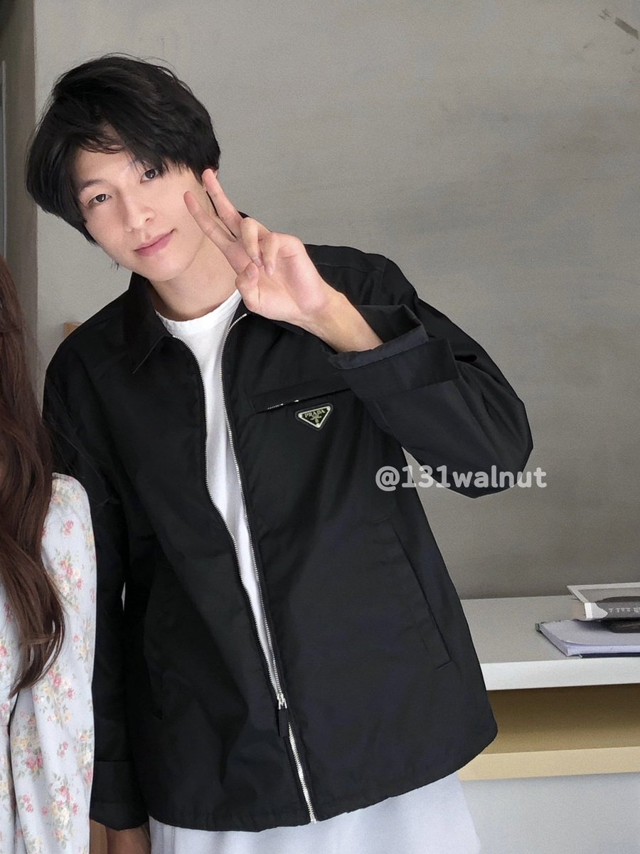 하나만 더 올릴게여... 카페들어서자마자 어디서 빛이 나길래 봤더니 홍경배우🥹 대본보시는거 같았고 대화도 나눴는데 너무나도 스윗뽀이셨던 기억이🤍🤍 사진찍을때도 그냥 서계시다가 제가 브이하니까 같이 브이해주심ㅠ 
(참고로 2년전입니다.. 악귀 방영 한두달전쯤?)