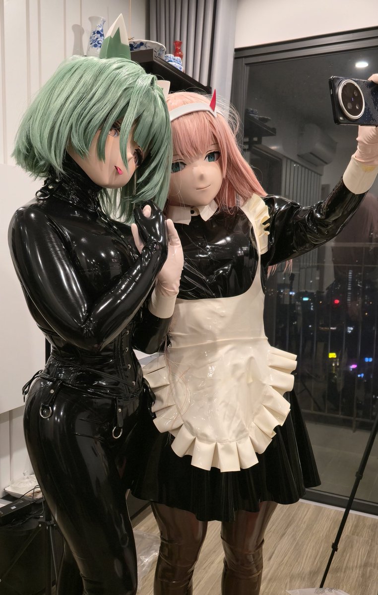 At <a href="/MariKigu/">Mari Kig 🇻🇳</a>'s place with <a href="/RankcyW/">Clancy_W 阿兰</a> 😗

🎭 borrowed from Mari 🤣

#kigurumi #着ぐるみ #キグルミ #latex