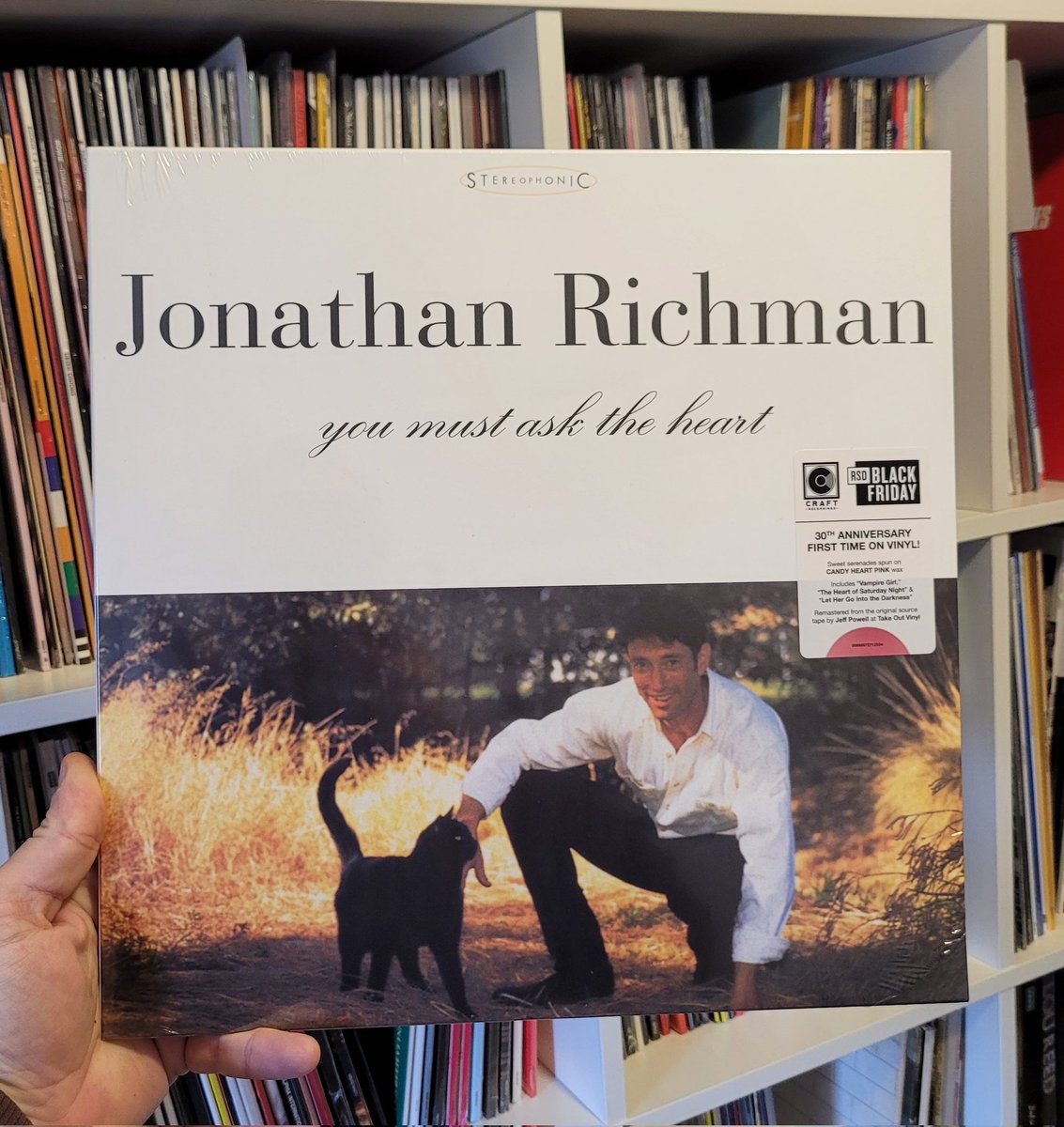 ModDogRecords's tweet image. #Novedad Por primera vez en vinilo por su 30th Aniversario, "You Must Ask The Heart" (1995) de JONATHAN RICHMAN, en una cuidada edición en vinilo color rosa por el Record Store Day. 

Disponible 👇🏼
moddogrecords.es/disco/jonathan…

🎶 To Hide A Little Thought 
open.spotify.com/track/3Abwm3vD…
