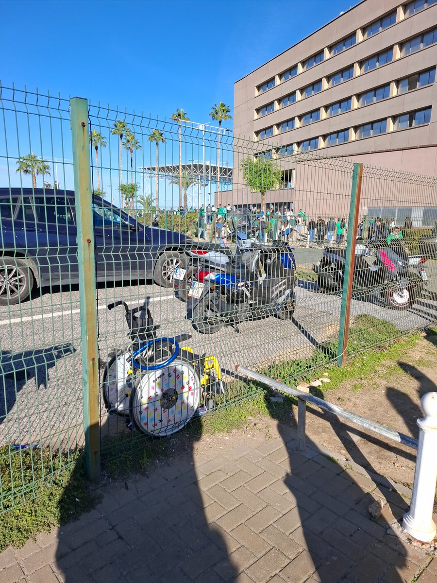 antblasco's tweet photo. @RBetisFundacion Agradeciendo todo lo que hace la @RBetisFundacion y Betis Kapacita, no es de recibo que en @EstadioCartuja no haya un servicio de consigna para las personas con problemas de movilidad. Tener que amarrar una silla de ruedas a una valla junto al estadio es inaudito y denigrante. https://t.co/ErKNr31bQj