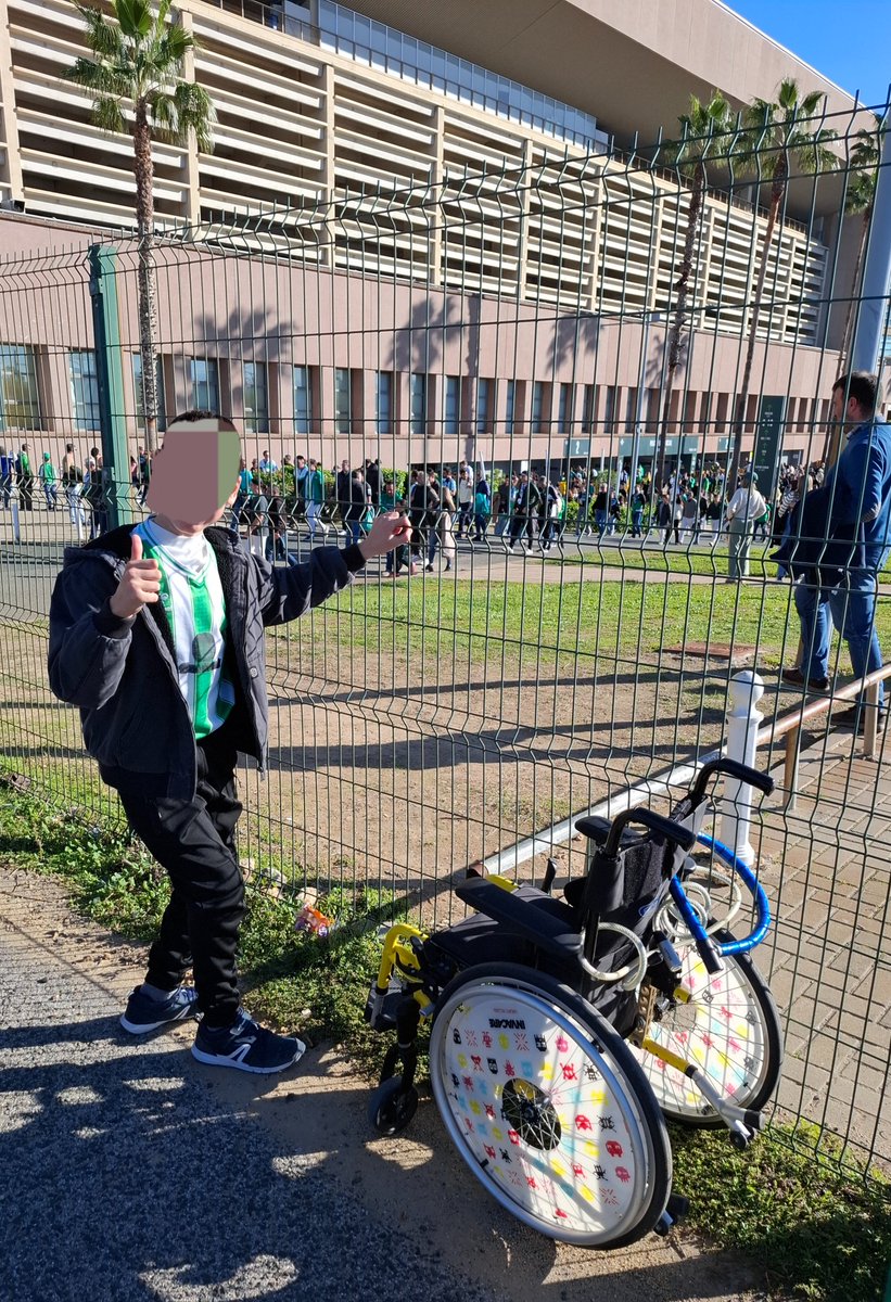 antblasco's tweet photo. @RBetisFundacion Agradeciendo todo lo que hace la @RBetisFundacion y Betis Kapacita, no es de recibo que en @EstadioCartuja no haya un servicio de consigna para las personas con problemas de movilidad. Tener que amarrar una silla de ruedas a una valla junto al estadio es inaudito y denigrante. https://t.co/ErKNr31bQj