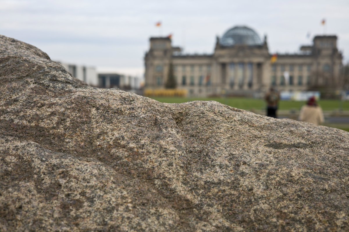 Berliński kamień pamięci polskich ofiar II wś i niemieckiej okupacji jest tymczasowy. Gdyby pomnik docelowy rzeczywiście został w tej lokalizacji, byłoby to na pewno godne miejsce. 
Nie jest też tak, że nikt tu nie zagląda. W kilka minut, trzy grupki turystów / przechodniów.