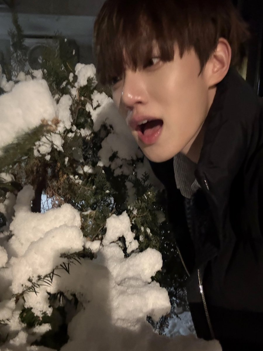 thewind_twt's tweet photo. [#타나톤] Christmas is comin’ in hot!!!🔥🎄 https://t.co/Y4OunbSeWD