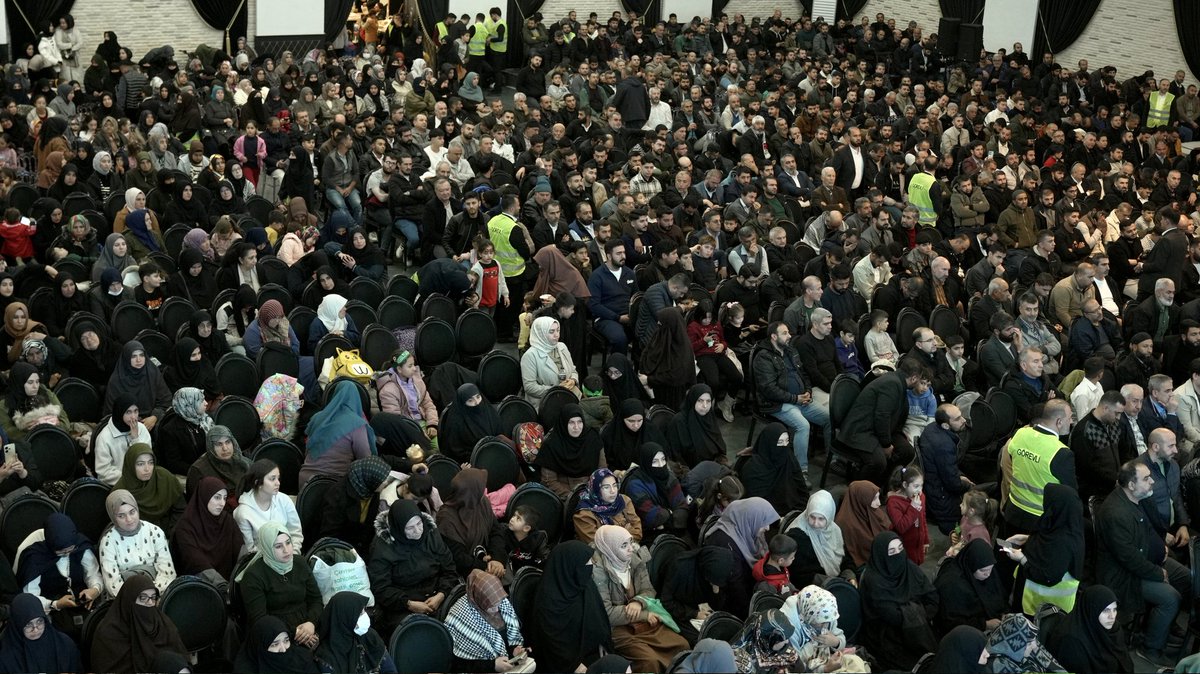 KAHRAMANMARAŞ'TA KONFERANS COŞKUSU 

Alparslan Kuytul Hocefendi'nin Maraş'ta gerçekleştirdiği konferans soğuk hava şartlarına rağmen yoğun bir katılımla gerçekleşiyor.

AlparslanHoca Kahramanmaraşta
#FurkanKonferansları