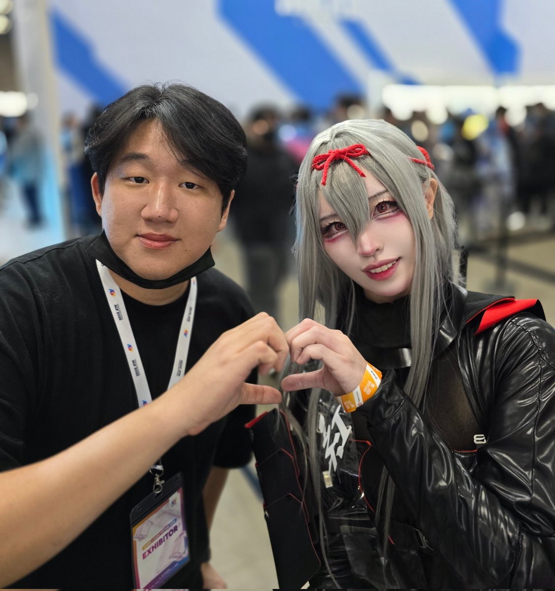 #AGF2025 #NIKKE #NIKKEAGF2025
유형석 디렉터님께서
같이사진 찍어주셔써여 하트도 해주셔썽!!! 행벅...아 너무 좋아여😭💗