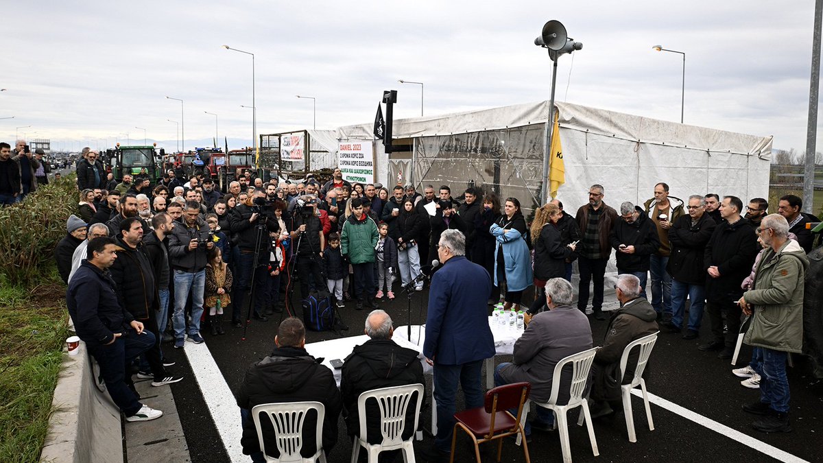 📌Στο μεγαλειώδες μπλόκο στον Ε - 65 στην Καρδίτσα βρίσκεται ο ΓΓ της ΚΕ του ΚΚΕ Δημήτρης Κουτσούμπας.
✊Ο Δ. Κουτσούμπας χαιρέτισε τους αγωνιστές αγρότες, μελισσοκόμους και κτηνοτρόφους που βρίσκονται στο μπλόκο, καθώς και τις οικογένειές τους, και τα μικρά παιδιά που βρίσκονται