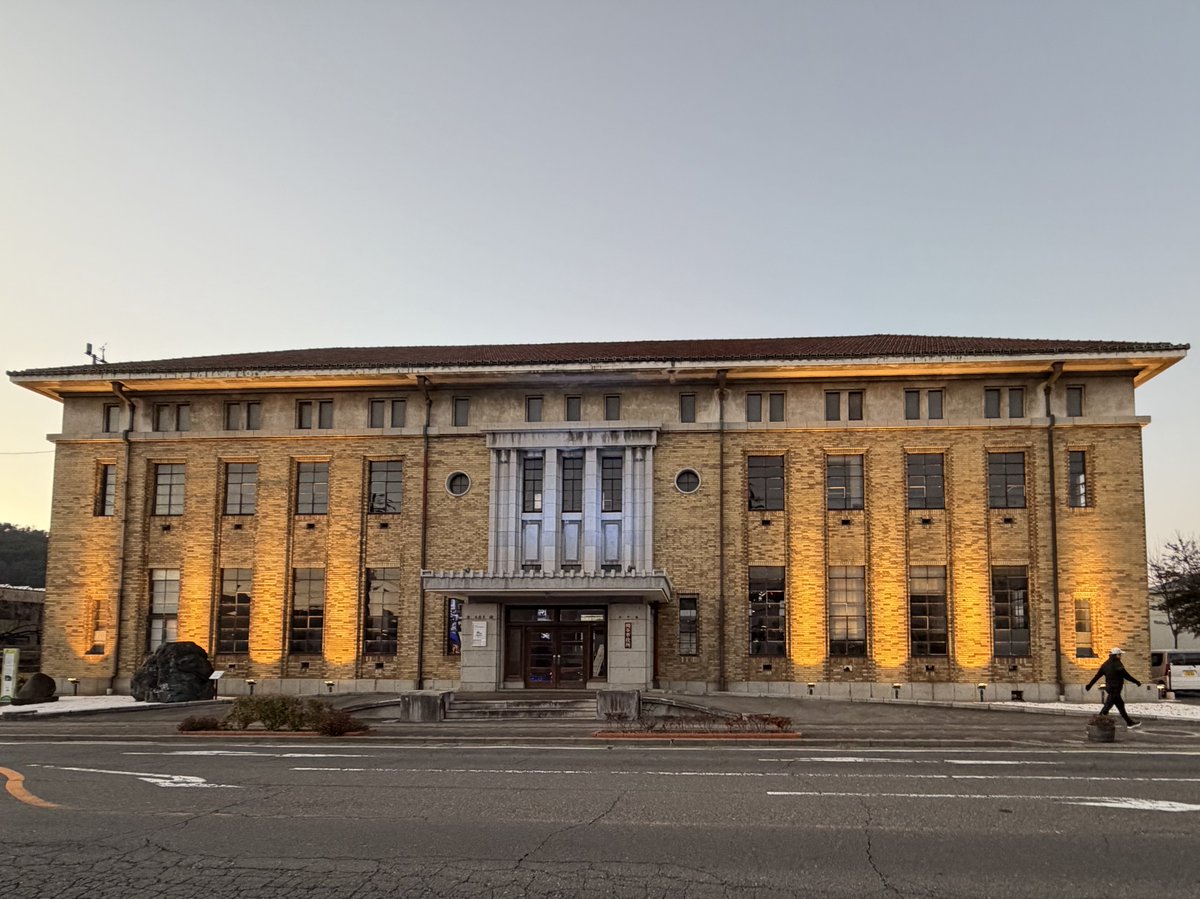 375's tweet image. 旧岡谷市役所のライトアップ

ゴジラに壊されたあの建物です