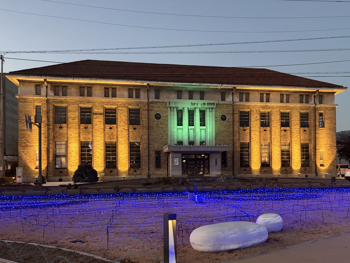 375's tweet image. 旧岡谷市役所のライトアップ

ゴジラに壊されたあの建物です