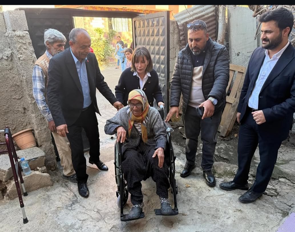 Çalışan, üreten, sahada koşan bir ismi karalamak için ortaya atılan iftiralar, aslında yapılan hizmetlerin büyüklüğünün itirafıdır. Çünkü hizmete laf bulamayanlar, iftiraya sarılır. Biz bu oyunu gördük, başkanımızın yanındayız.”
<a href="/filiz_kepme/">Filiz Kepme</a> 
<a href="/omerrcelik/">Ömer Çelik</a> 
<a href="/Tamer_Dagli/">Tamer Dağlı 🇹🇷</a>