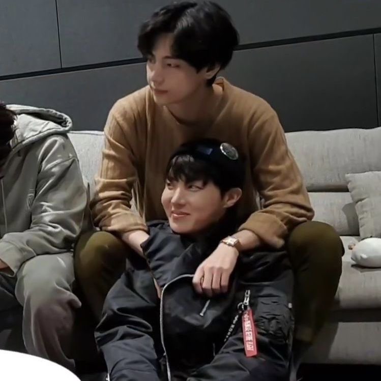 BiVhoe's tweet image. Jhope and Taehyung sitting together