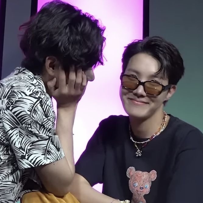 BiVhoe's tweet image. Jhope and Taehyung sitting together