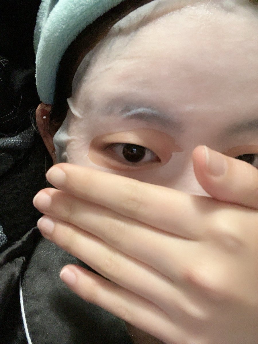 251207 - F 

“I am doing a face mask nowㅎㅎㅎ

After that pack 

It’s amazing that my face turned white.. ㅎㅎ”

#트라이비 #TRI_BE #현빈 #HyunBin