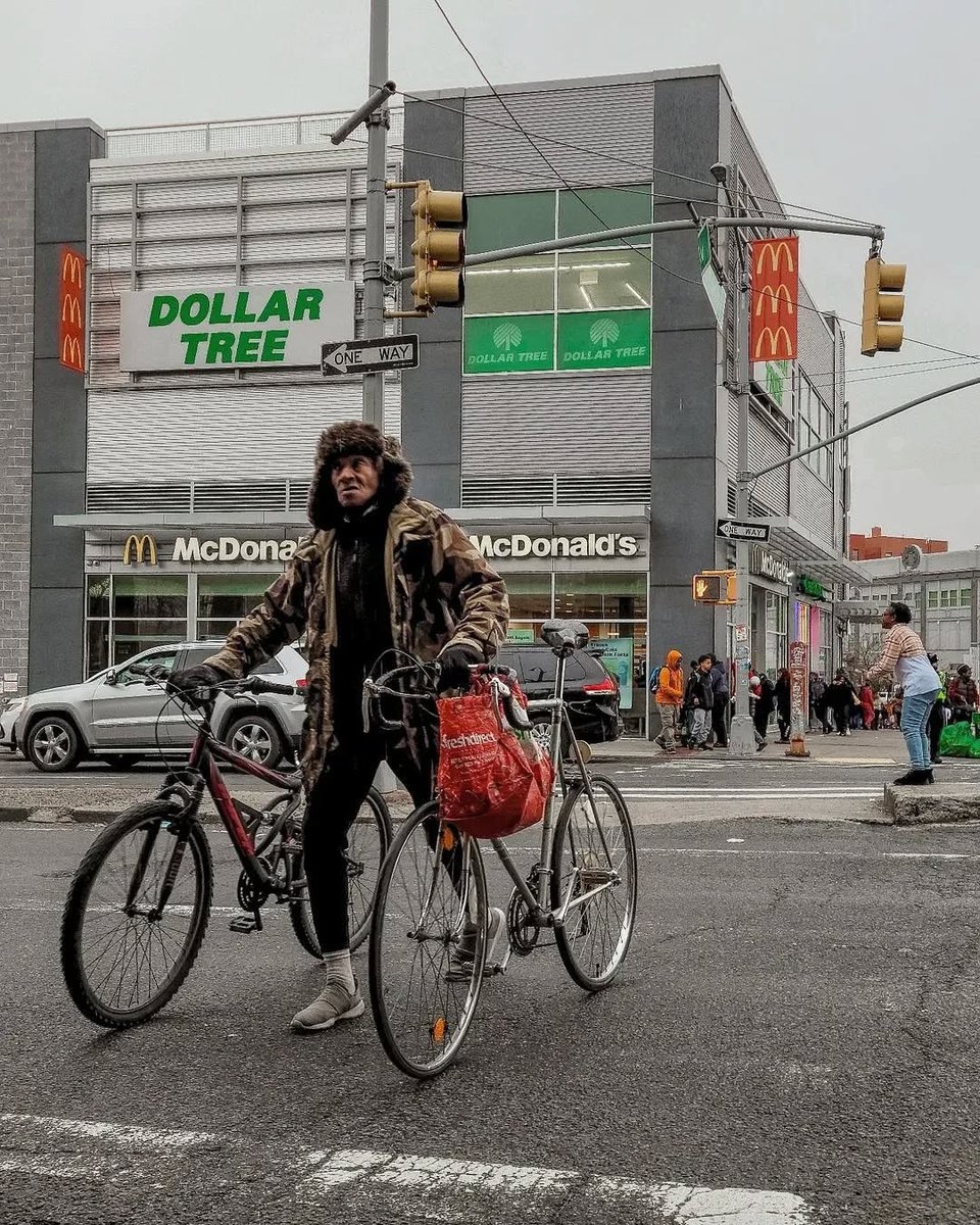 Bruckner Blvd &amp; Hunts Point Avenue. The Bronx, USA.

PHOTO: <a href="/rizzobchillin/">RizzoBchillin</a>
.
.
.
#thebronx #bronx #fromthebronx #fromthebronxtotheworld #thebronxdoesitbetter