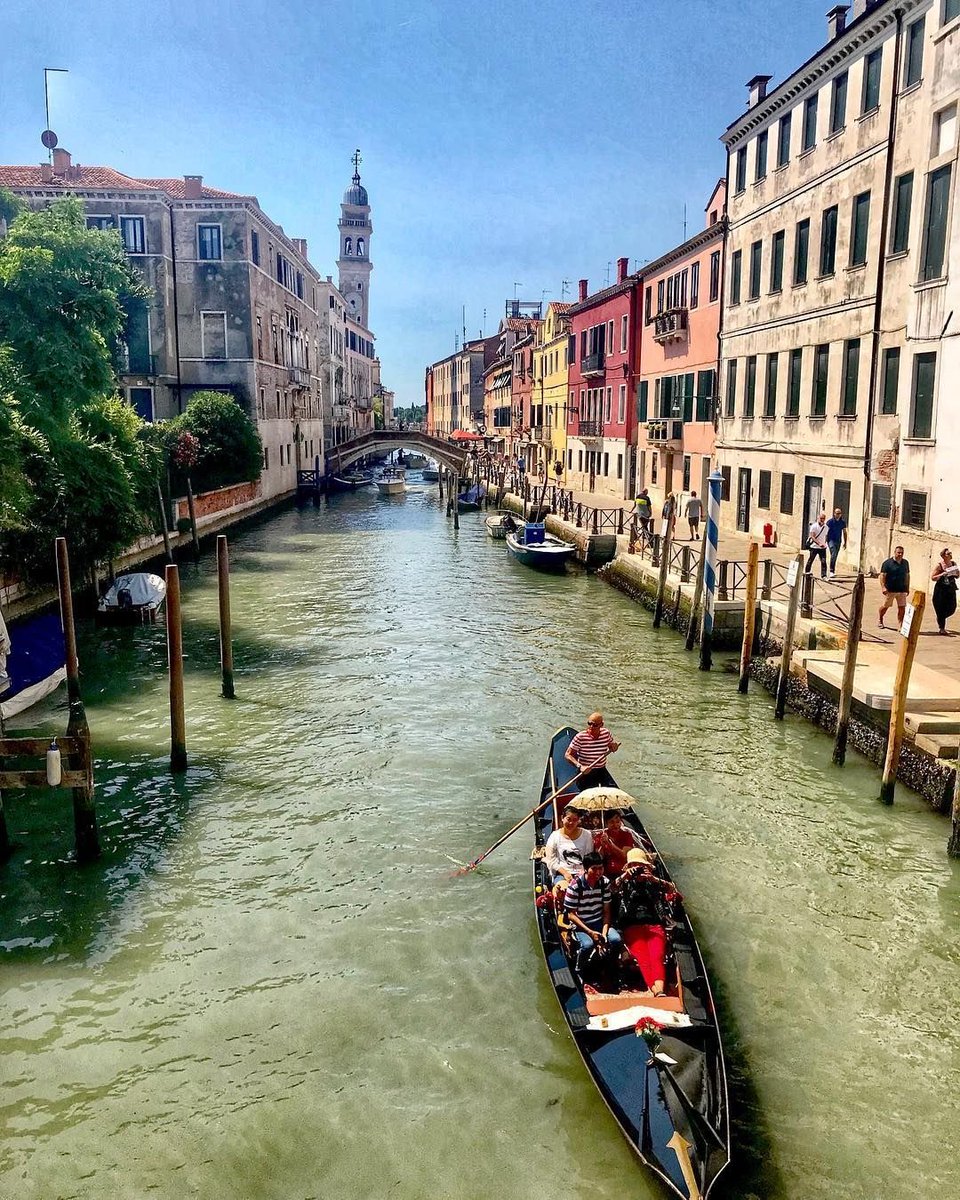 <a href="/teatrolafenice/">Teatro La Fenice</a> #Buongiorno 🎄🌹🎄❤️
<a href="/teatrolafenice/">Teatro La Fenice</a> 💕🎶

«Amore non è guardarci l’un l’altro, ma guardare insieme nella stessa direzione»

Antoine de Saint-Exupéry🖌️

#AmoreAPrimaVista #SalaLettura
<a href="/SalaLettura/">©️ Il Caffè Letterario</a>

“Sestiere di Castello”
Rio di San Lorenzo
