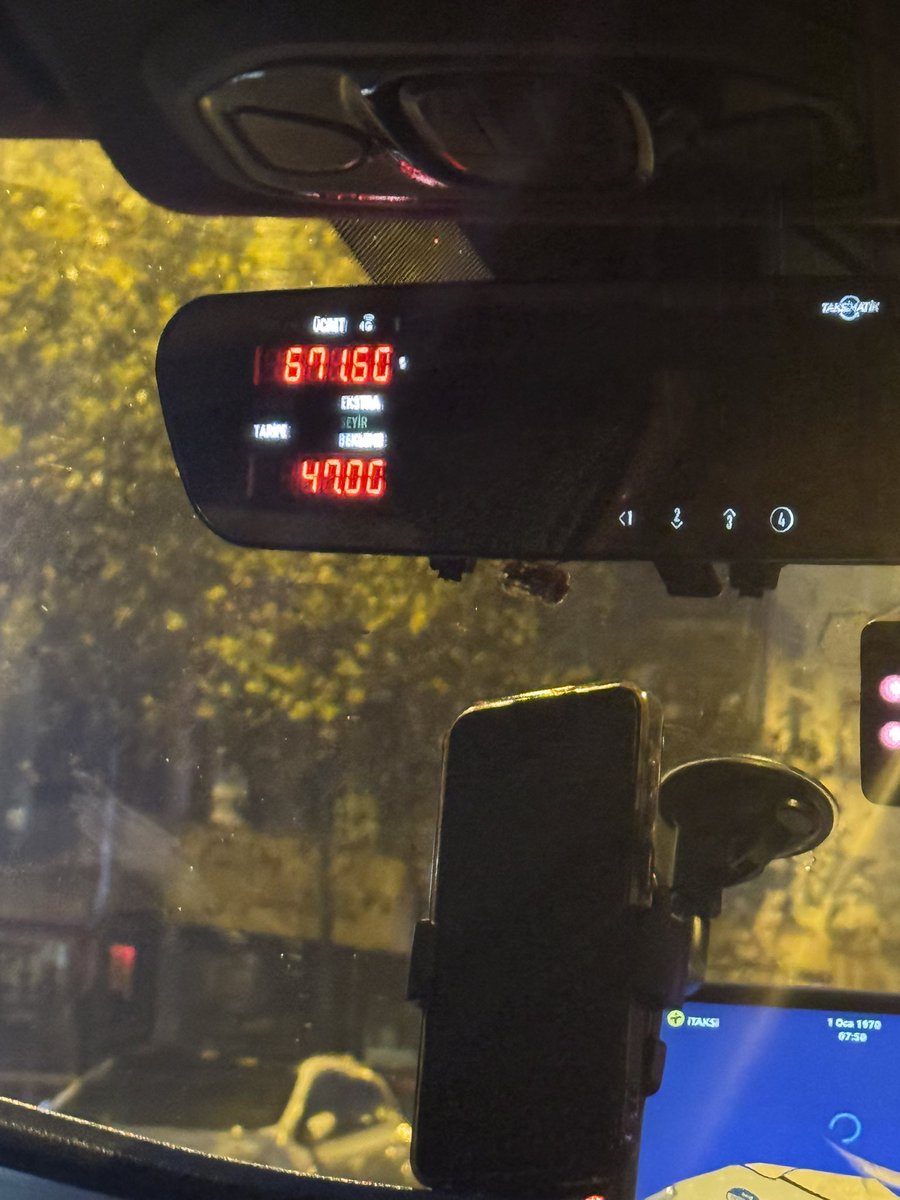 💥İSTANBUL’DA TAKSİMETRE OYUNU💥

📌Şimdi paylaşacağım konu eminim İstanbul’da yaşayan bir çok vatandaşın dikkatinden kaçmıştır. 

📌İstanbul’da taksiye binip bir yakadan bir yakaya geçerken , köprüyü geçtiğiniz anda taksimetrede 47₺ köprü geçiş ücreti otamatik olarak yansımakta