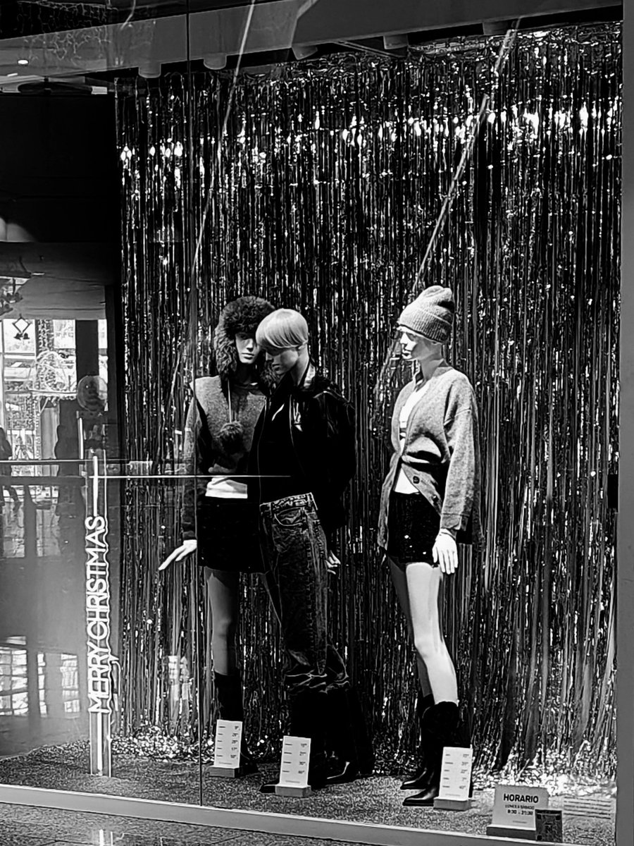bermaxo09's tweet photo. #escaparates #streetphotography https://t.co/zdWtwDVaTa