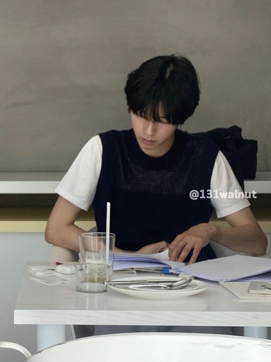 홍경 목격담마다 대본 보고 다이어리 쓰고 있는거 너무 좋음 걍 씨발 하……..