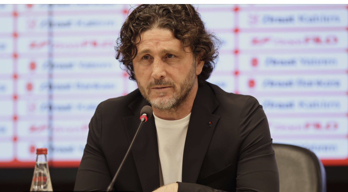 Slaven Biliç’in gücü yetmemişti. Ama yinede bıraktığı oyun kültürü ve temel çok kıymetliydi. 
Düştüğü çamurdan aldılar kulübü.Samimiyetine,gerçekçiliğine hayranım bu adamında.Kulübe külfet olmadan mütevazi kadrosuna , ağlamadan zırlamadan oyuncuya ve oyuna kattığı değeride