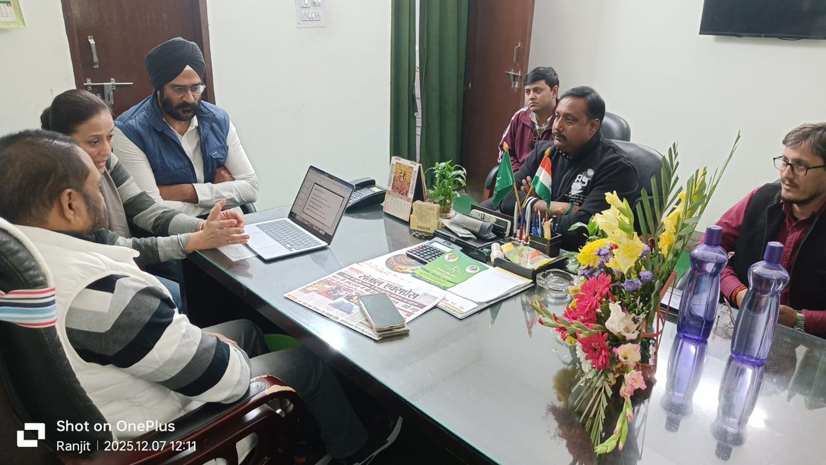 आज केंद्रीय कार्यालय मे CBSE बोर्ड की सदस्य, गुरुनानक स्कूल की प्रधानाध्यापक कैप्टन सुमित कौर जी, सरदार अमित सिंह जी एवं आइएस अकादमी के  शिक्षक अजीत सिंह जी से मुलाकात हुई। पार्टी के केंद्रीय सदस्य सह रांची जिला व महानगर के संयोजक मंडली सदस्य श्री अश्विनी शर्मा के उपस्थिति मे सभी