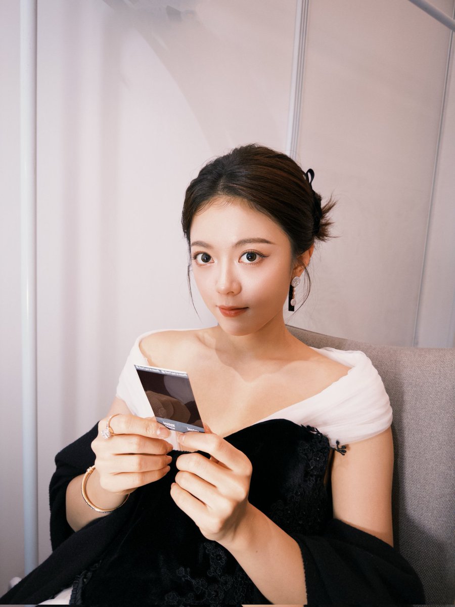 randmpersonjk's tweet photo. OH MY GOSH!!

My pretty ladyyy 😭 How can someone be this cute and beautiful at the same time!!

I've fallen deeper in love 🥰

#ZhaoJinmai 🌾 #赵今麦 https://t.co/gZjQ7G5QQP
