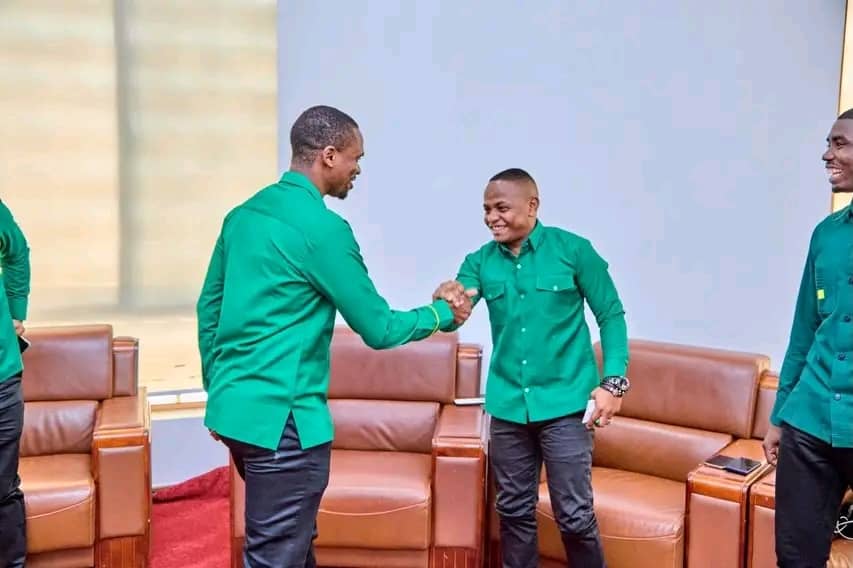 uvccm_tz's tweet photo. Mwenyekiti wa UVCCM, Ndugu Mohammed Ali Kawaida akisalimiana na Katibu mwenezi wa CCM, Ndugu Kenani Kihongosi walipowasili katika Ukumbi wa Jakaya Kikwete, Dodoma kabla ya kuanza kwa Kikao Kazi na Viongozi wa UVCCM ngazi ya Taifa, Mkoa, Wilaya na Seneti leo tarehe 07 Desemba 2025 https://t.co/zEiZ3gj84D
