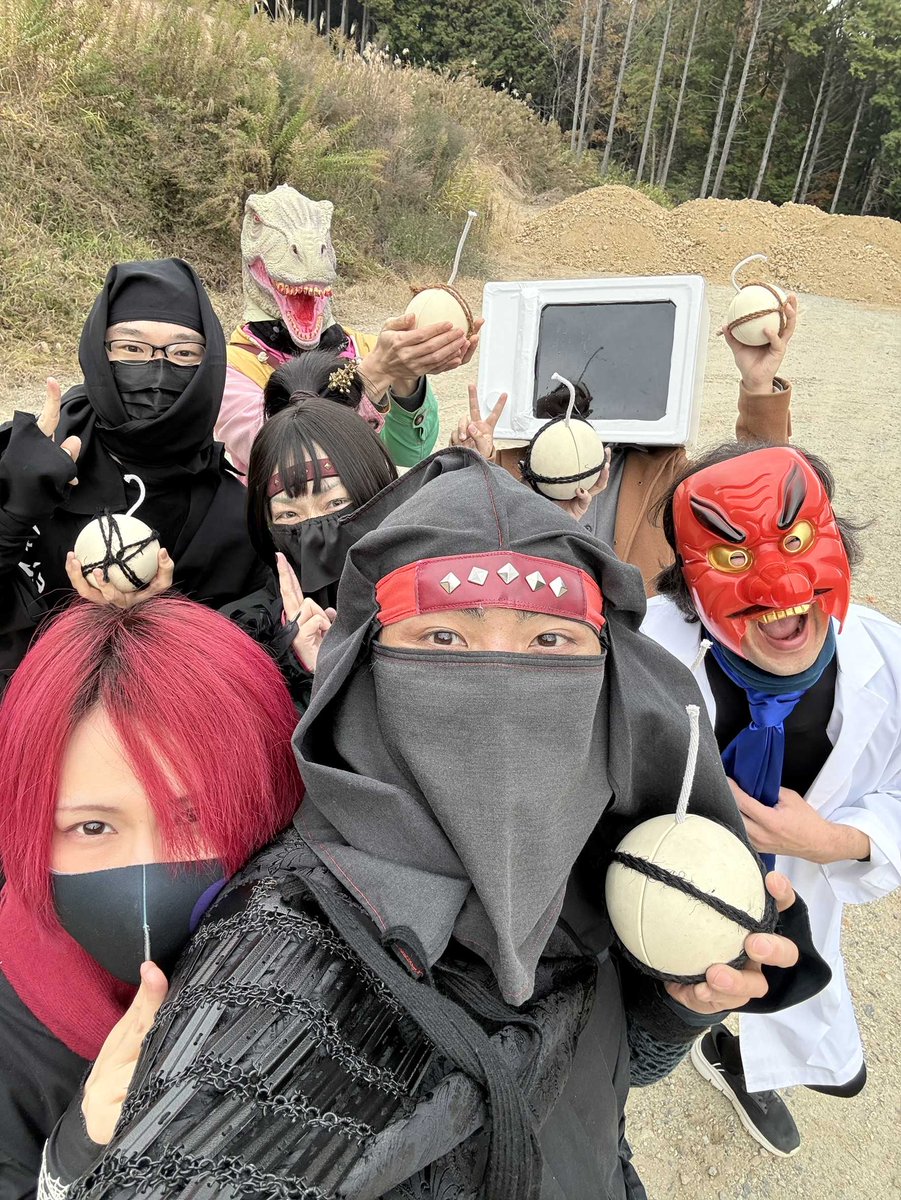 本日、忍務でした。

なんだか学芸員の匂いがする家電と恐竜と一緒に
忍者の爆弾（焙烙火矢）を作りました。

爆発体験の様子はいずれ<a href="/gakkyu_radio/">ラジオ学芸員の休日</a> に動画があがるはずです。更新をお楽しみに。