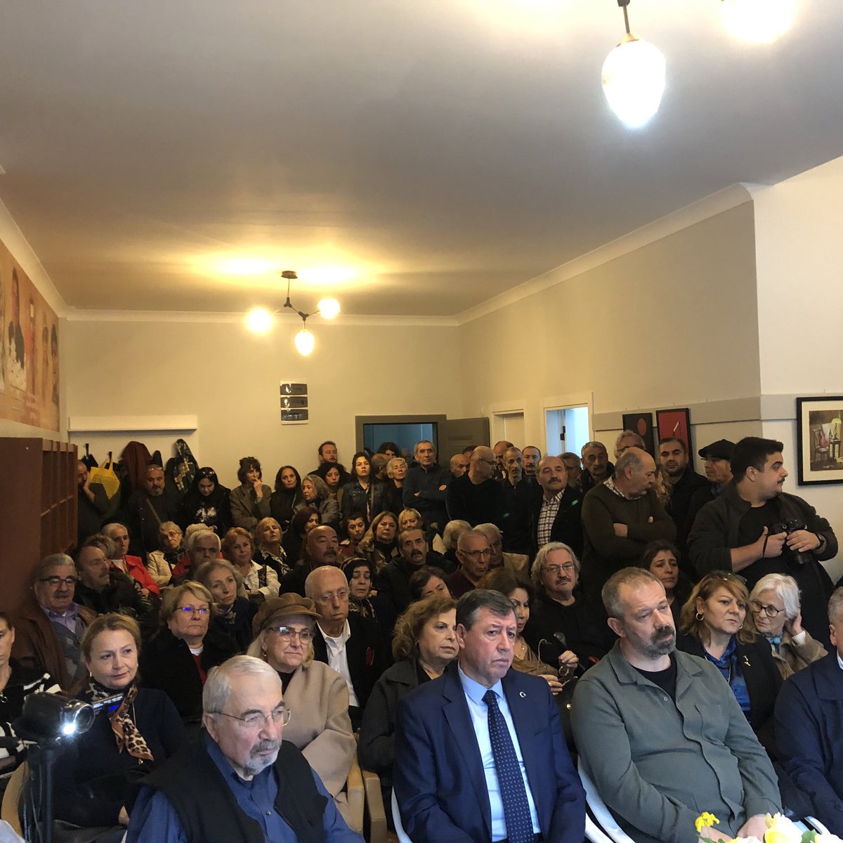 taksavkuzeyege's tweet image. Kuzey Ege TAKSAV Temsilciliğimiz sevgili Oğuzhan Müftüoğlu “Yol Ayrımındaki Türkiye ve Muhalefetin Yönü” söyleşisi ile açılışını yaptı. Oğuzhan Müftüoğlu’na, sanatçı dostumuz Cengiz Bozkurt’a ve katılan herkese çok teşekkürler