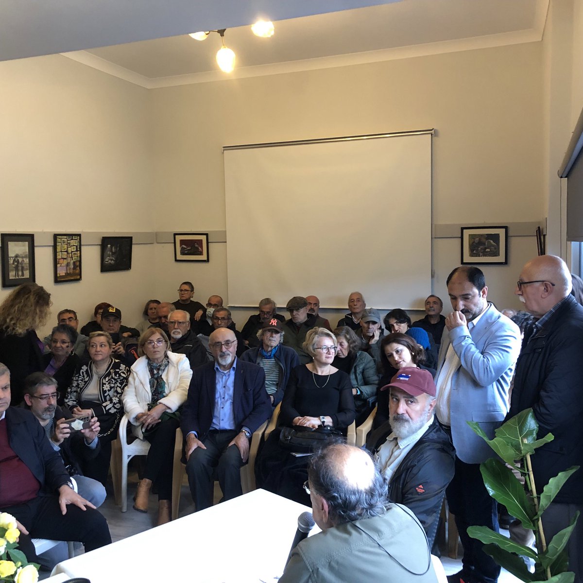 taksavkuzeyege's tweet image. Kuzey Ege TAKSAV Temsilciliğimiz sevgili Oğuzhan Müftüoğlu “Yol Ayrımındaki Türkiye ve Muhalefetin Yönü” söyleşisi ile açılışını yaptı. Oğuzhan Müftüoğlu’na, sanatçı dostumuz Cengiz Bozkurt’a ve katılan herkese çok teşekkürler