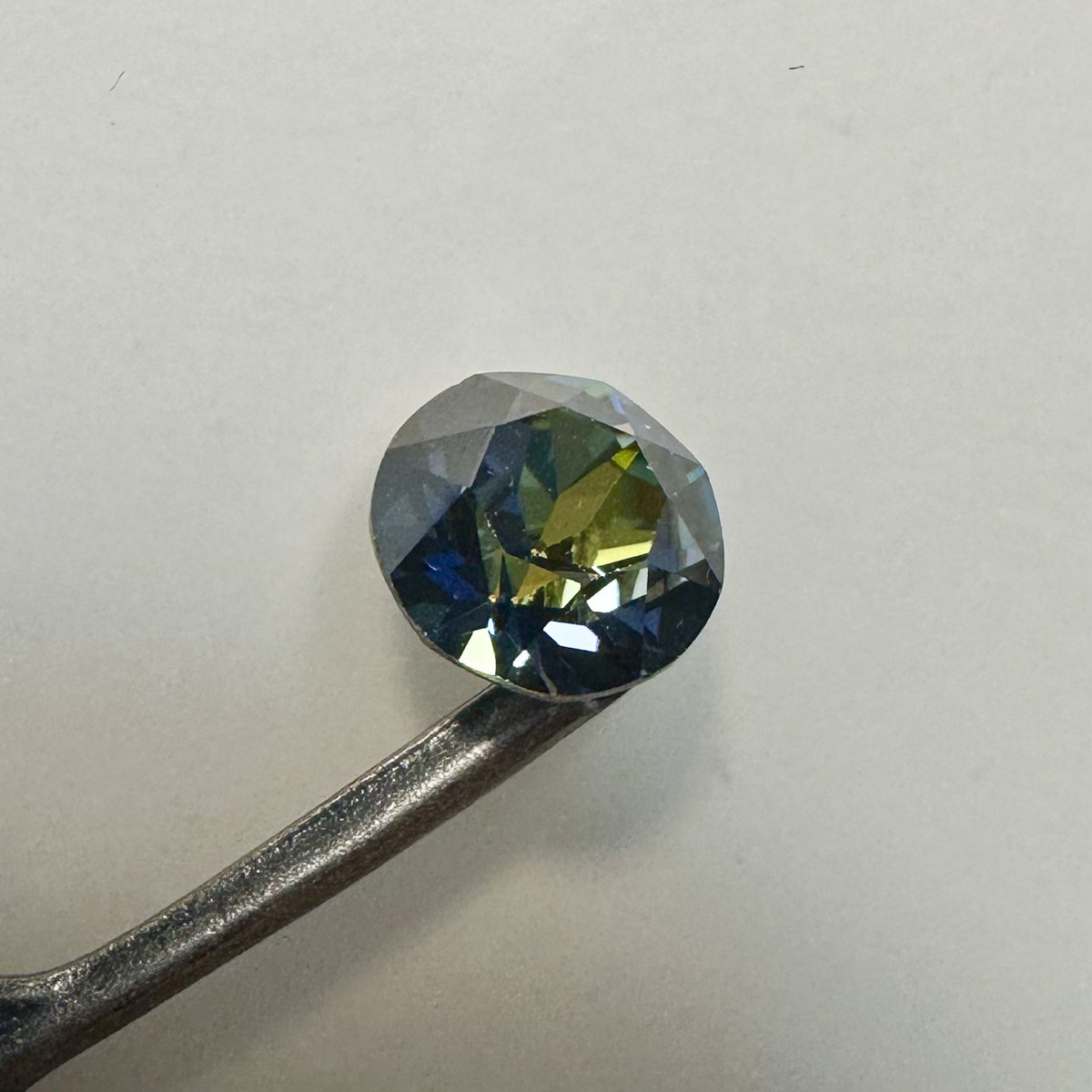 定番で作っている『大鴉ノ風切羽』ブローチ。

ぱっと見は黒一色なのですが、よく見ると中央付近に複雑な色味のグラスストーンが一粒。
鴉の瞳に映る景色という思いでvolceno(火山)またはsahara(砂漠)という色名のグラスストーンを使用しています。
画像1,2枚目はvolceno、3枚目はsahara。